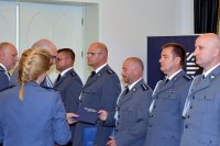 Na fotografii widać Komendanta Wojewódzkiego Policji w Katowicach nadinsp. Krzysztofa Justyńskiego, który wręcza policjantom wyróżnienia za szczególne zaangażowanie w służbie.