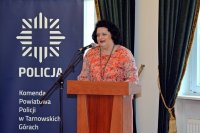 Na fotografii widać stojącą przy mównicy Posłankę na Sejm RP Barbarę Dziuk