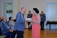 Na fotografii widać  Posłankę na Sejm RP Barbarę Dziuk, która składa gratulacje  Komendantowi Powiatowemu Policji w Tarnowskich Górach mł. insp. Krzysztofowi Hajdzie.