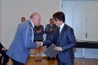 Na fotografii widać Posła na Sejm RP Tomasza Głogowskiego, który składa gratulacje Komendantowi Powiatowemu Policji w Tarnowskich Górach mł. insp. Krzysztofowi Hajdzie.