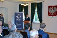 Na fotografii widać stojącego przy mównicy Posła na Sejm RP Jerzego Polaczek