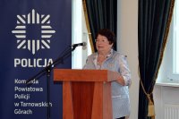 Na fotografii widać stojącą przy mównicy Senator RP Marię Pańczyk-Pozdziej