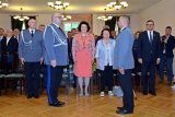 Na fotografii widać Komendanta Wojewódzkiego Policji w Katowicach nadinsp. Krzysztofa Justyńskiego, któremu Naczelnik Prewencji kom. Piotr Skolik składa meldunek. W tle widać Posłankę na Sejm RP Barbarę Dziuk, Senator Marię Pańczyk-Pozdziej, Posła na Sejm Jerzego Polaczek oraz Komendanta Powiatowego Policji w Tarnowskich Górach mł. insp. Krzysztofa Hajdę.
