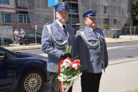 Na fotografii widać Komendanta Powiatowego Policji w Tarnowskich Górach mł. insp. Krzysztofa Hajdę oraz Pierwszego Zastępcę Komendanta Powiatowego Policji w Tarnowskich Górach podinsp. Sławomira Bylickiego. Komendant Hajda trzyma w dłoni kwiaty.