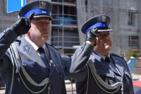 Na fotografii widać oddających honor: Komendanta Powiatowego Policji w Tarnowskich Górach mł. insp. Krzysztofa Hajdę oraz Pierwszego Zastępcę Komendanta Powiatowego Policji w Tarnowskich Górach podinsp. Sławomira Bylickiego.