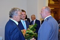 Na fotografii widać Komendanta Powiatowego Policji w Tarnowskich Górach mł. insp. Krzysztofa Hajdę oraz składających mu życzenia gości.