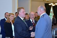 Na fotografii widać Komendanta Powiatowego Policji w Tarnowskich Górach mł. insp. Krzysztofa Hajdę oraz przedstawicieli Bractwa Kurkowego.