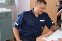 na zdjęciu widać Naczelnika Wydziału Prewencji kom. Piotra Skolika