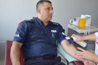 na zdjęciu widać Komendanta Komisariatu Policji w Pyrzowicach podkom. Marcina Kozieł