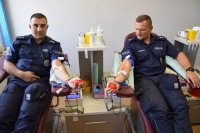 na zdjęciu widać oddających krew policjantów