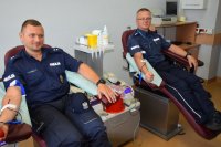 na zdjęciu widać policjantów, którzy  oddają krew
