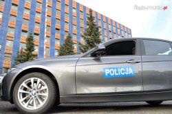 zdjęcie przedstawia bok radiowóz nieoznakowany na tle Komendy Wojewódzkiej Policji w Katowicach