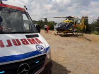 na fotografii widać helikopter LPR oraz karetkę pogotowia