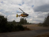 na fotografii widać unoszący się w powietrzu helikopter LPR