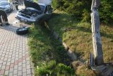 Na zdjęciu widać rozbity samochód. Z prawej strony  fotografii widać uszkodzony słup energetyczny.