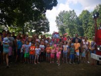 policjant podczas spotkania z dziećmi w Brynku.