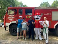 policjant podczas spotkania z dziećmi w Brynku