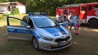 policjant podczas spotkania z dziećmi w Brynku