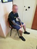 wytatuowany sprawca kradzieży roweru w kajdankach