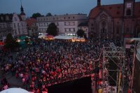 Na fotografii widać Rynek miasta, na którym znajduje scena. Przed sceną i obok niej widać kilkaset osób.