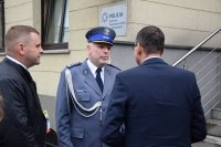 Na fotografii widać Komendanta Powiatowego Policji w Tarnowskich Górach insp. Krzysztofa Hajdę, który wita Premiera Mateusza Morawieckiego. Z lewej strony fotografii widać przedstawiciela Urzędu Miasta - Piotra Koraba