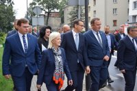 Na fotografii widać kilka osób m.in. Premiera Mateusza Morawieckiego, parlamentarzystów oraz Służby Ochrony Państwa.