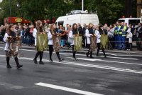 Na fotografii widać sześć dziewczyn, które idą ulicą. Każda z nich w dłoni trzyma materiał z wyszytą literą. Wszystkie tworzą napis &quot;GWARKI&quot;.