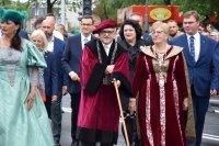 Na fotografii widać uczestników pochodu m.in Burmistrza Miasta, Starostę Tarnogórskiego, Premiera oraz parlamentarzystów.
