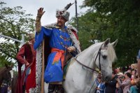 Na fotografii widać jadącego na koniu mężczyznę. Ubrany jest w historyczny kostium.