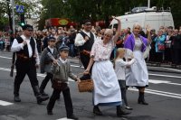 Na fotografii widać idących ulicą uczestników pochodu. Przebrani są za historyczne postacie. Po obydwu stronach ulicy znajduje się tłum ludzi.