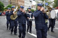 Na fotografii widać grających na instrumentach policjantów.
