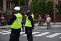 Na fotografii widać dwóch policjantów.