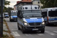 Na fotografii widać drogę, po której jadą, jeden za drugim trzy policyjne radiowozy