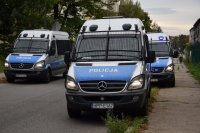 Na fotografii widać zaparkowane jeden obok drugiego, trzy policyjne radiowozy.