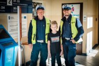 Na fotografii widać Miłosza, po bokach którego stoi dwóch policjantów z wydziału ruchu drogowego.