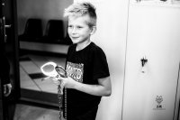 Zdjęcie czarno-białe. Na fotografii widać Miłosza, który w dłoniach trzyma kajdanki zespolone.