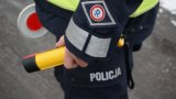 urządzenie alcoblow trzymane przez umundurowanego policjanta