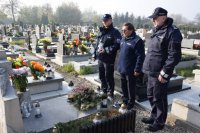 Na fotografii widać cmentarz, na którym znajduje się Komendant Powiatowy Policji w Tarnowskich Górach insp. Krzysztof Hajda, Zastępca Naczelnika Prewencji Zbisław Pawłowski oraz kapelan policji diecezji gliwickiej ks. Joachim Gondro.