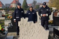 Na fotografii widać cmentarz, na którym znajduje się Komendant Powiatowy Policji w Tarnowskich Górach insp. Krzysztof Hajda, Zastępca Naczelnika Prewencji Zbisław Pawłowski oraz kapelan policji diecezji gliwickiej ks. Joachim Gondro.