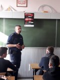 Policjant podczas prelekcji w szkole.