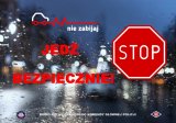 Grafika  - na mokrej szybie widać znak STOP oraz rysunek samochodu obok którego znajduje wykres tętniczy. Tekst na grafice -   Nie zabijaj jedź bezpiecznie Biuro Ruchu Drogowego KGP