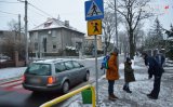 policjant przy przejściu dla pieszych