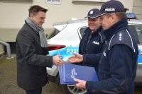 Na fotografii widać Pierwszego Zastępcę Komendanta Powiatowego Policji w Tarnowskich Górach podinsp. Sławomira Bylickiego, Komendanta Komisariatu Policji w Tworogu oraz Wójta Gminy w Tworogu.