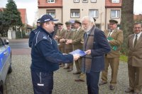 Na fotografii widać Pierwszego Zastępcę Komendanta Powiatowego Policji w Tarnowskich Górach podinsp. Sławomira Bylickiego, który wręcza podziękowania Wójtowi Gminy Krupski Młyn.