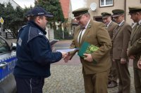 Na fotografii widać Pierwszego Zastępcę Komendanta Powiatowego Policji w Tarnowskich Górach podinsp. Sławomira Bylickiego, który wręcza podziękowania przedstawicielowi nadleśnictwa.