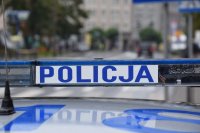 Na fotografii widać dach samochodu, na którym znajduje się kogut z napisem "POLICJA"