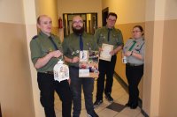 Na fotografii widać delegację harcerzy z Betlejemskim Światłem Pokoju