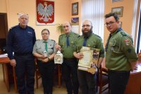 Na fotografii widać od lewej Komendanta Powiatowego Policji w Tarnowskich Górach insp. Krzysztofa Hajdę oraz delegację harcerzy z Betlejemskim Światłem Pokoju