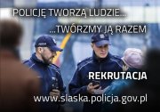 Na zdjęciu widać dwóch policjantów. Tekst na zdjęciu: „REKRUTACJA”; POLICJĘ TWORZĄ LUDZIE...TWÓRZMY JĄ RAZEM.