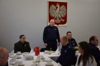Na fotografii widać Komendanta Powiatowego Policji w Tarnowskich Górach insp. Krzysztofa Hajdę, Zastępcę Komendanta podinspektora Sławomira Bylickiego, księdza Joachima Gondro oraz innych policjantów i pracowników cywilnych.